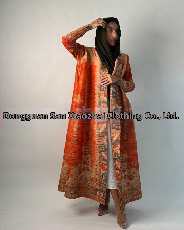 Arabų abaja su klostėmis ir spauda, ilgomis rankovėmis, išilgintas ilgis, užtrauktas rišimu