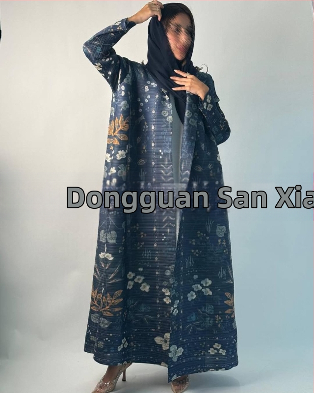 Arabų abaja su klostėmis ir spauda, ilgomis rankovėmis, išilgintas ilgis, užtrauktas rišimu