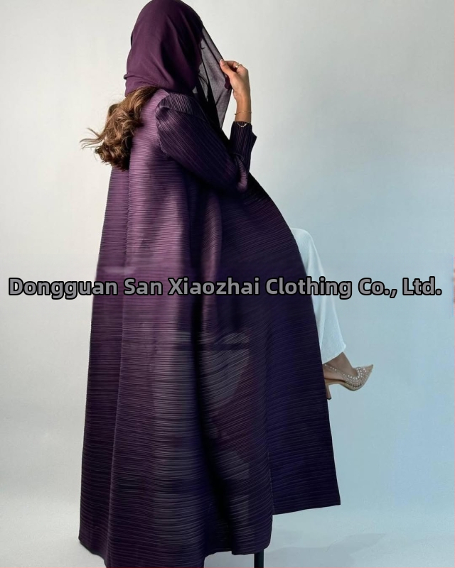 Arabų abaja su klostėmis ir spauda, ilgomis rankovėmis, išilgintas ilgis, užtrauktas rišimu