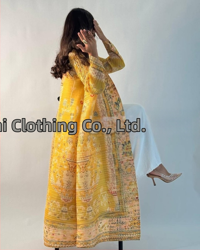 Arabų abaja su klostėmis ir spauda, ilgomis rankovėmis, išilgintas ilgis, užtrauktas rišimu