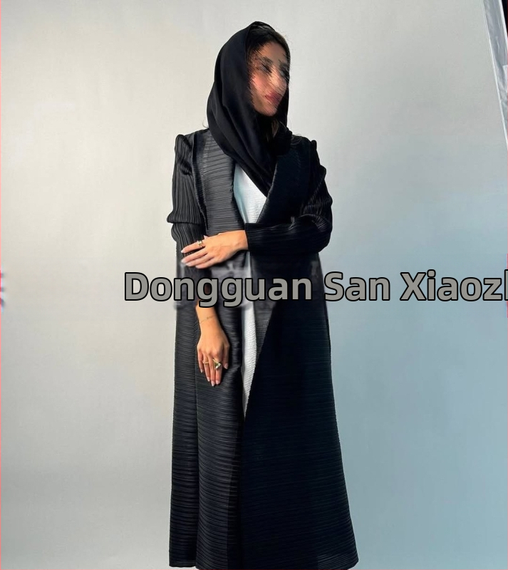 Arabų abaja su klostėmis ir spauda, ilgomis rankovėmis, išilgintas ilgis, užtrauktas rišimu