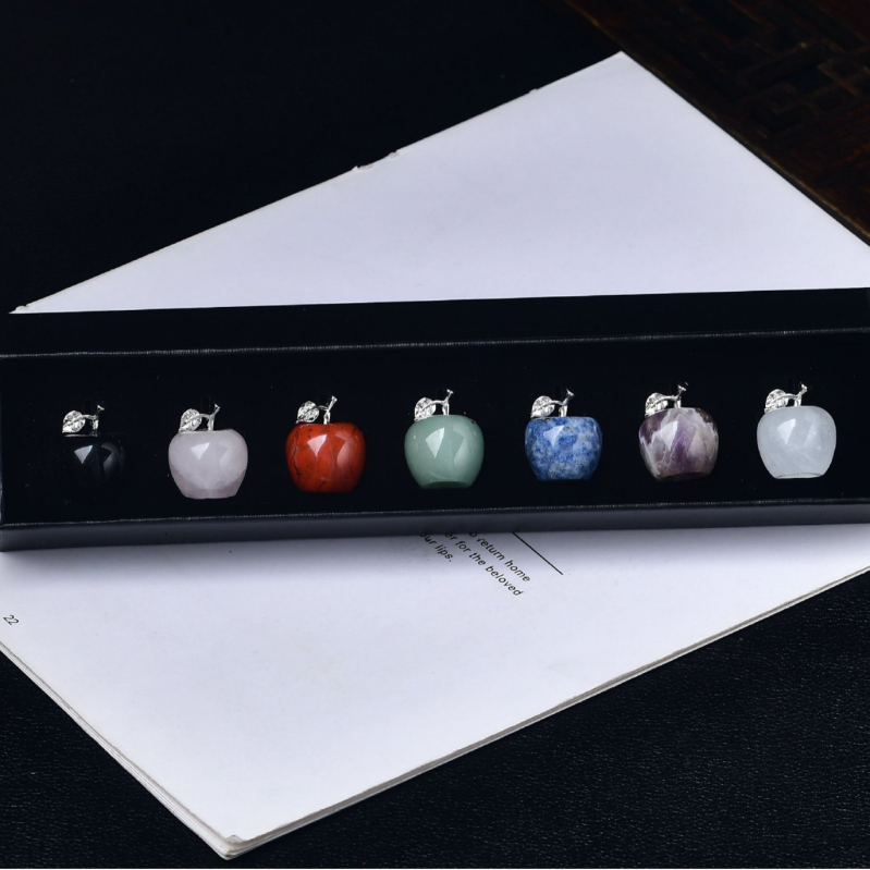 Krištolo obuolio formos akmens dekoracija su plokščią deimantinę bazę, itin plonas stilius, grandininis raštas