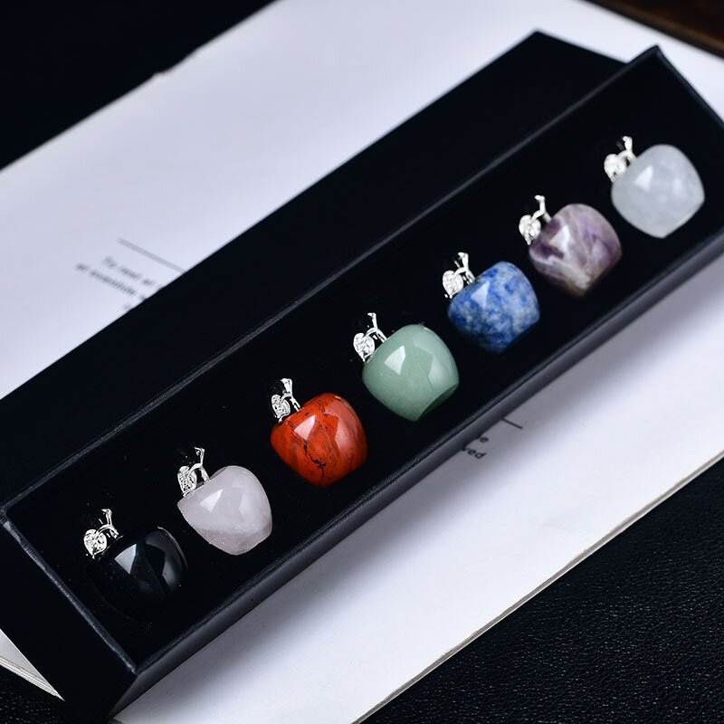 Krištolo obuolio formos akmens dekoracija su plokščią deimantinę bazę, itin plonas stilius, grandininis raštas