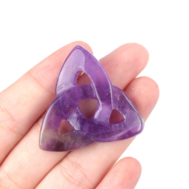 1709 Ирландски келтски възел, кух триъгълен силует, необработен камък, кристален ахат, шлайфане и полиране