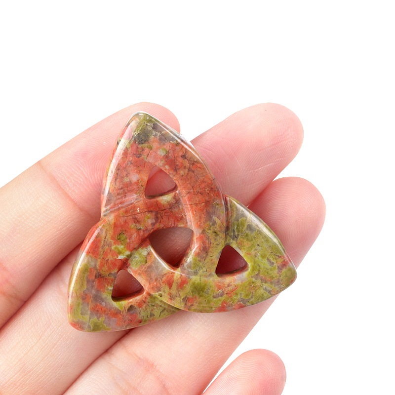 1709 Ирландски келтски възел, кух триъгълен силует, необработен камък, кристален ахат, шлайфане и полиране