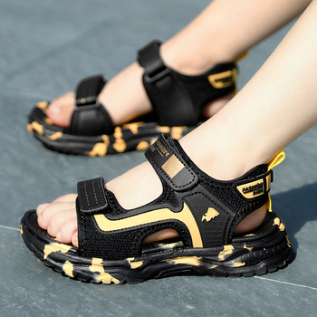 Gyerekeknek szóló strandcipő nyitott orrú, csúszásmentes talp, felsőrész szintetikus bőrből, csíkos mintázat, csat-zárás, 4–16 éveseknek