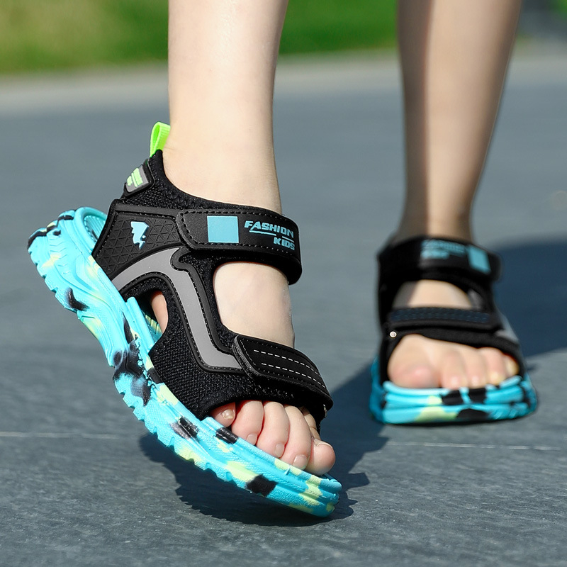 Gyerekeknek szóló strandcipő nyitott orrú, csúszásmentes talp, felsőrész szintetikus bőrből, csíkos mintázat, csat-zárás, 4–16 éveseknek