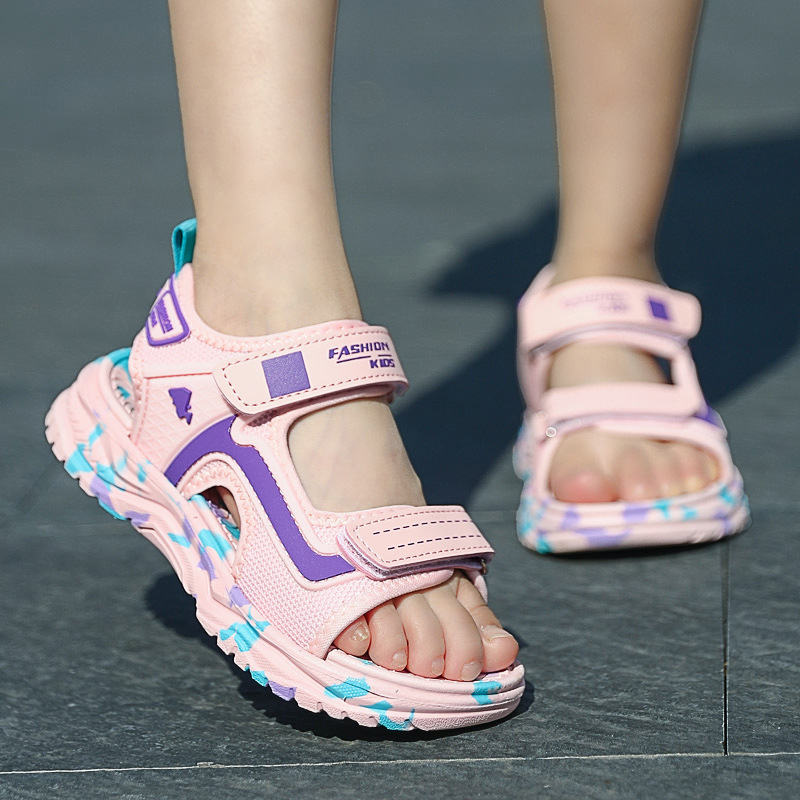 Gyerekeknek szóló strandcipő nyitott orrú, csúszásmentes talp, felsőrész szintetikus bőrből, csíkos mintázat, csat-zárás, 4–16 éveseknek