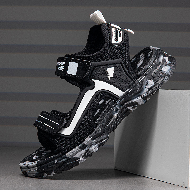 Gyerekeknek szóló strandcipő nyitott orrú, csúszásmentes talp, felsőrész szintetikus bőrből, csíkos mintázat, csat-zárás, 4–16 éveseknek