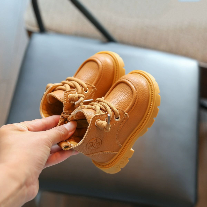 Unisex zīdaiņu potīšu botas ar mākslīgu ādu augšdaļā, PVC zole, sānu rāvējslēdzējs, zemais siluets, 1–3 gadi, ziema/rudens/pavasaris, anti‑slīdēšana, tekstila iekšējā zole, britu stils