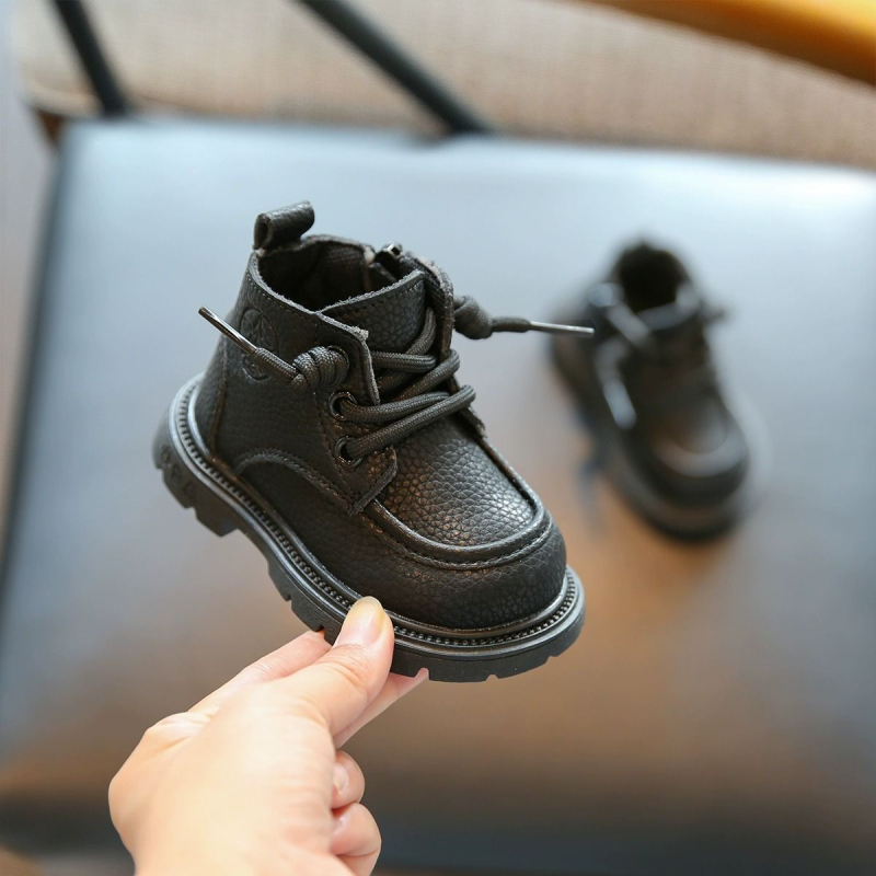 Unisex zīdaiņu potīšu botas ar mākslīgu ādu augšdaļā, PVC zole, sānu rāvējslēdzējs, zemais siluets, 1–3 gadi, ziema/rudens/pavasaris, anti‑slīdēšana, tekstila iekšējā zole, britu stils