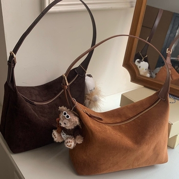 Hónalj alatti crossbody táska, plüss anyag, street fashion stílus, vízszintes négyzetes forma, cipzáras nyitás, belső cipzáros zseb