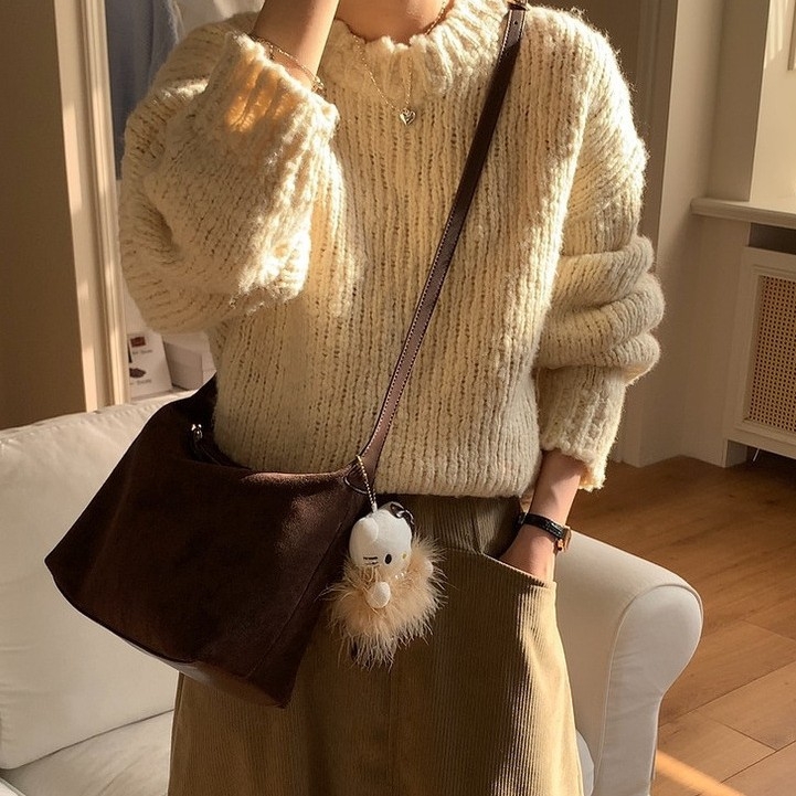 Hónalj alatti crossbody táska, plüss anyag, street fashion stílus, vízszintes négyzetes forma, cipzáras nyitás, belső cipzáros zseb