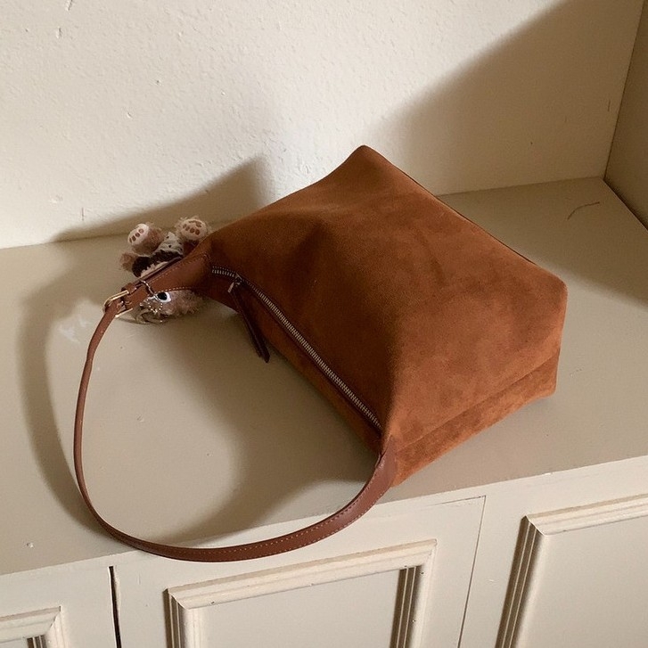 Hónalj alatti crossbody táska, plüss anyag, street fashion stílus, vízszintes négyzetes forma, cipzáras nyitás, belső cipzáros zseb