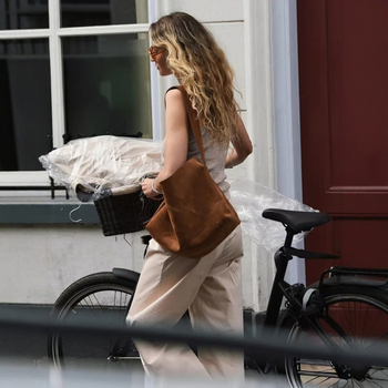 Corduroy válltáska műbőr bélésével, puha kialakítás, mágneses zárás, vödrökszerű alak