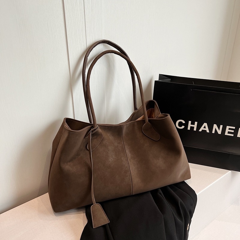 Termék típusa: tote táska; Fő jellemzők: PU anyag, poliészter bélés, vízszintes négyzet alakú forma, mágneses zár, belső zseb: rejtett cipzárral és telefonzseb; Kritikus specifikációk: ősz 2024 megjelenés