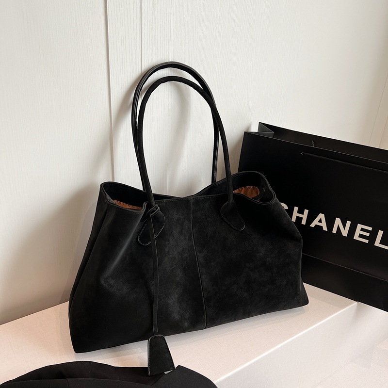 Termék típusa: tote táska; Fő jellemzők: PU anyag, poliészter bélés, vízszintes négyzet alakú forma, mágneses zár, belső zseb: rejtett cipzárral és telefonzseb; Kritikus specifikációk: ősz 2024 megjelenés