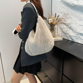 Tote táska, utcai divat, plüss, dumpling-stílusú forma, zipzárral záródó (2024 téli szezon)