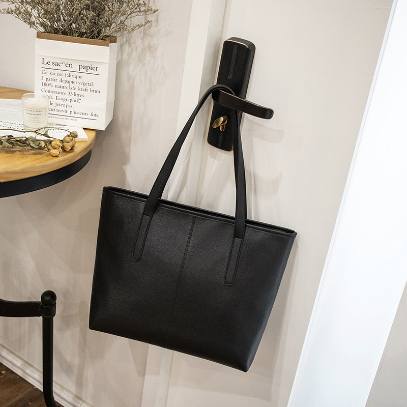 Női PU bőrtáska mindennapi használatra, mozdony-stílusú, függőleges négyzet alakú forma, cipzáras záródás, belső zsebek