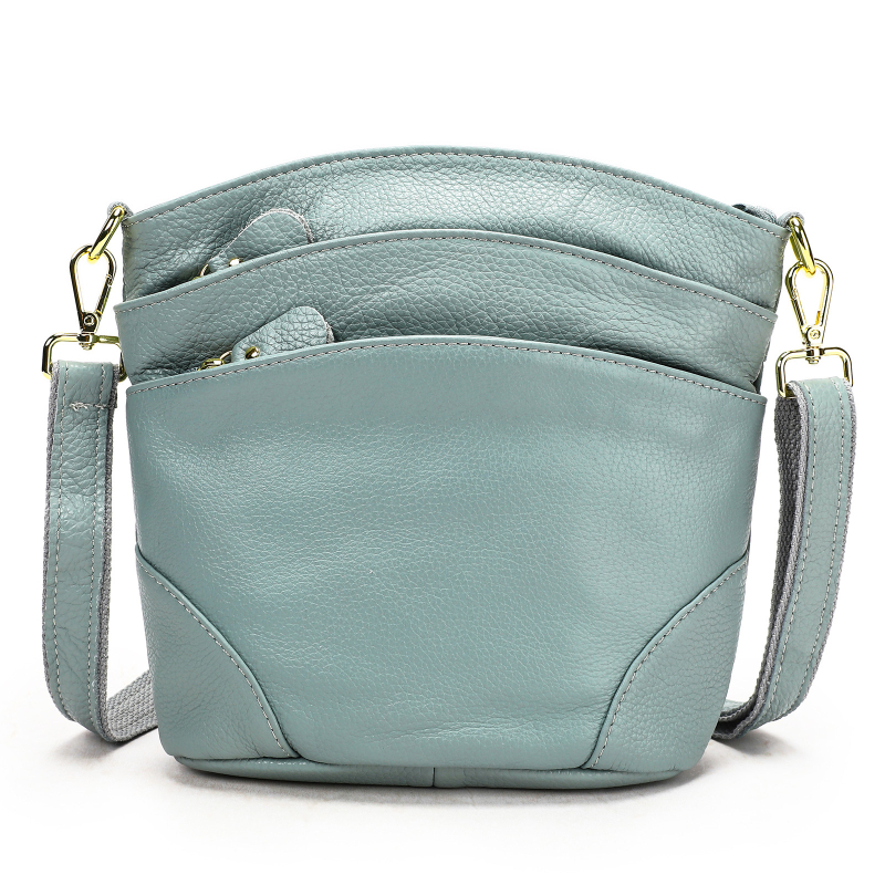 Ženska torbica od prave kože, gornji sloj teleće kože, horizontnog kvadratnog oblika, zatvarač, pamučna podstava, unutarnji pretinac sa zatvaračem i pretinac za identifikaciju