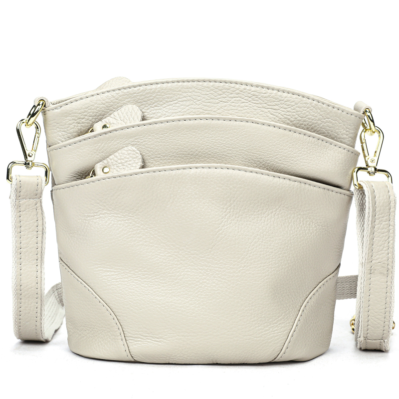 Ženska torbica od prave kože, gornji sloj teleće kože, horizontnog kvadratnog oblika, zatvarač, pamučna podstava, unutarnji pretinac sa zatvaračem i pretinac za identifikaciju