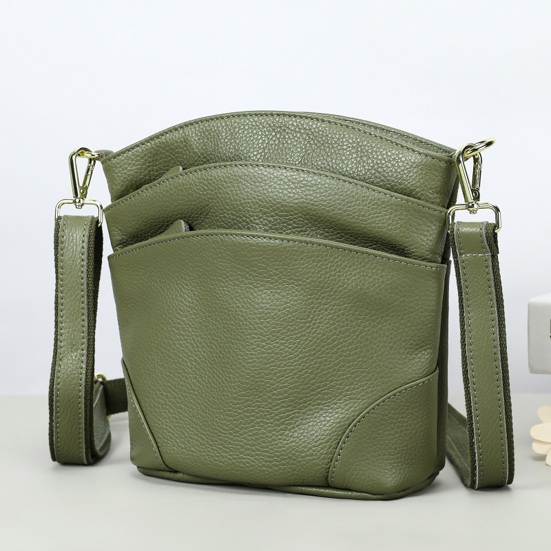 Ženska torbica od prave kože, gornji sloj teleće kože, horizontnog kvadratnog oblika, zatvarač, pamučna podstava, unutarnji pretinac sa zatvaračem i pretinac za identifikaciju