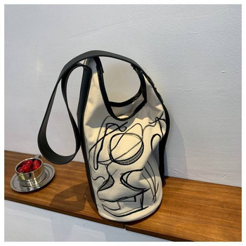 Чанта-кофа за през рамо с графити дизайн; полиестерна външна част, подплата канвас, закопчаване цип; подходяща за свободното време и пътувания