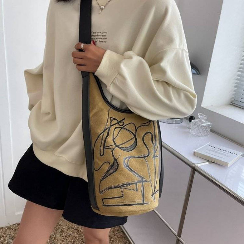 Чанта-кофа за през рамо с графити дизайн; полиестерна външна част, подплата канвас, закопчаване цип; подходяща за свободното време и пътувания