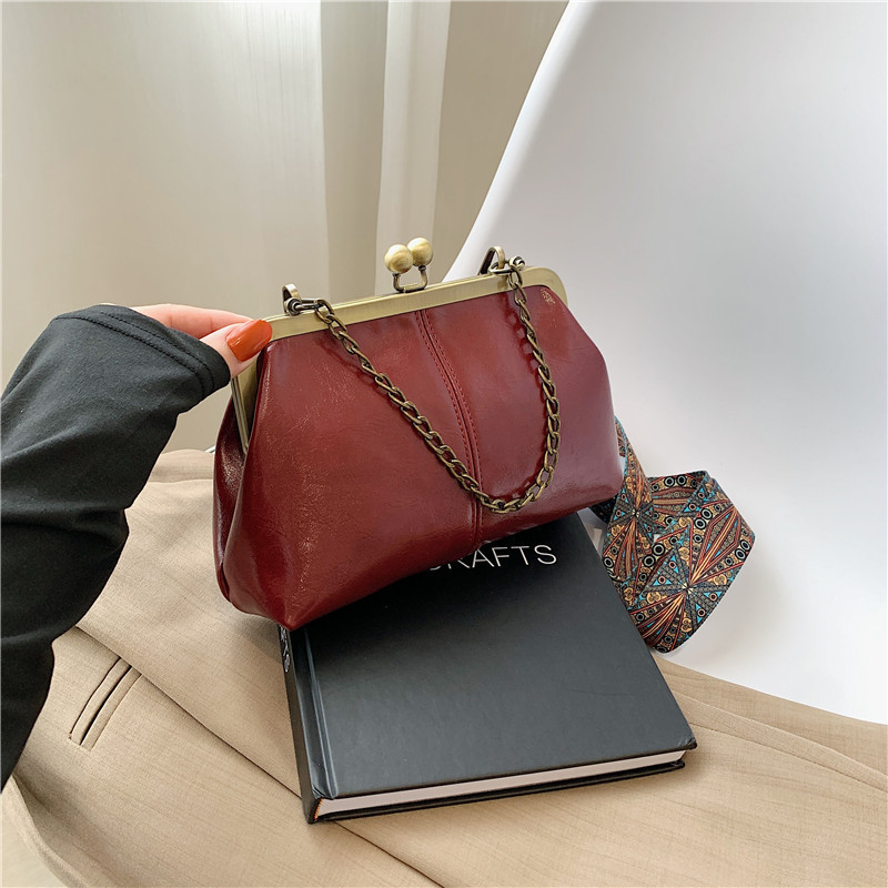 Geantă tip cochilie, PU material, formă orizontală pătrată, închidere cu capac, buzunare interne pentru telefon și ID