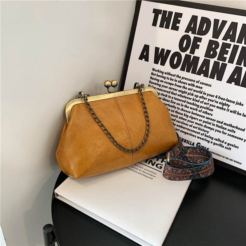 Geantă tip cochilie, PU material, formă orizontală pătrată, închidere cu capac, buzunare interne pentru telefon și ID