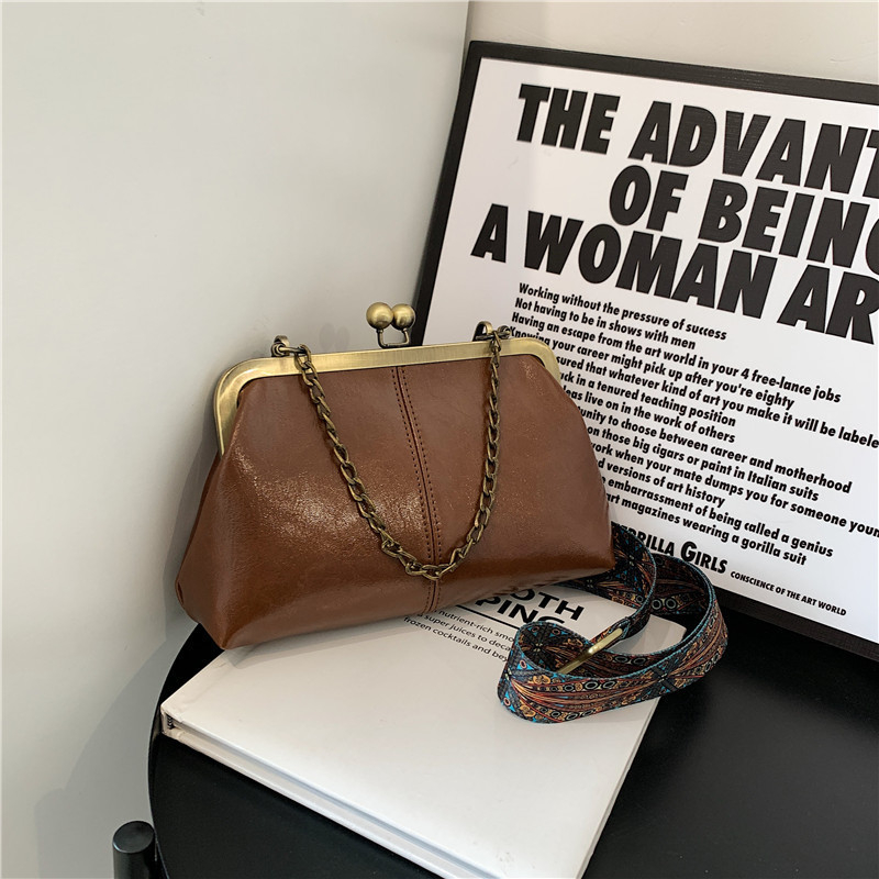 Geantă tip cochilie, PU material, formă orizontală pătrată, închidere cu capac, buzunare interne pentru telefon și ID