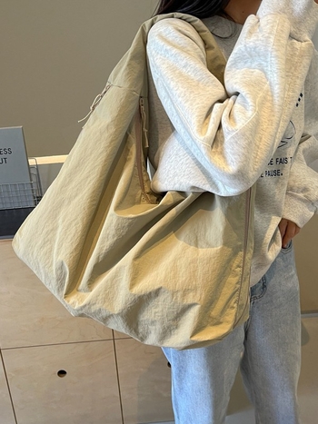 Pamutvászon tote táska, vízszintes négyszögletes forma, cipzár, belső telefonzseb, poliészter bélés