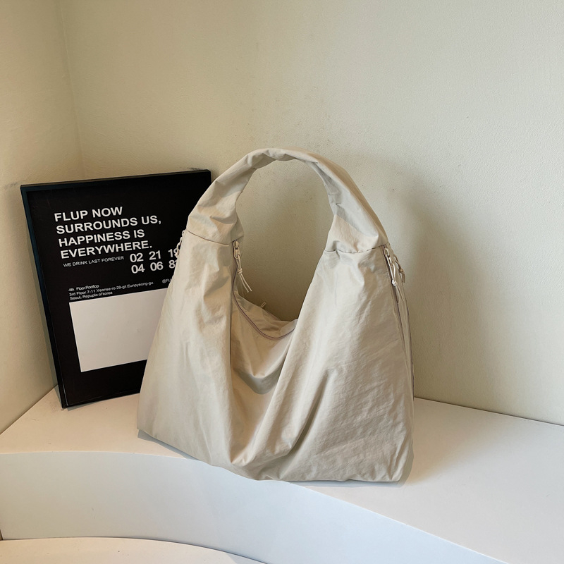 Pamutvászon tote táska, vízszintes négyszögletes forma, cipzár, belső telefonzseb, poliészter bélés