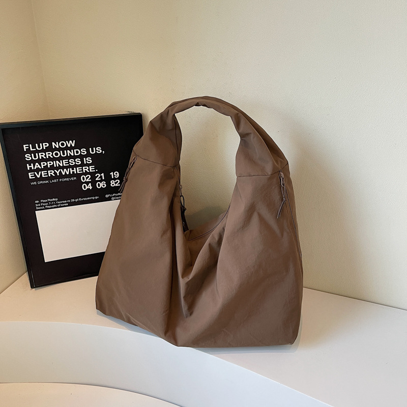 Pamutvászon tote táska, vízszintes négyszögletes forma, cipzár, belső telefonzseb, poliészter bélés