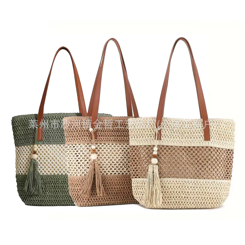 Szalmából készült tote táska — városi egyszerűség, nyitott felső rész, dupla fogantyú, mindennapi használat