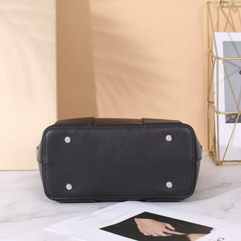 Valódi bőr bucket táska — közepes méret, hengeralakú, cipzáras zárás, egy vállpánt