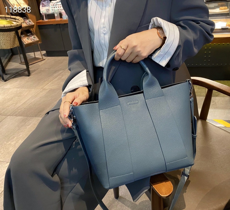 Valódi bőr bucket táska — közepes méret, hengeralakú, cipzáras zárás, egy vállpánt