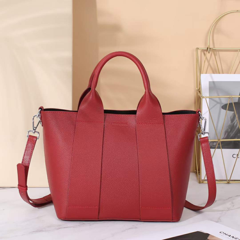 Valódi bőr bucket táska — közepes méret, hengeralakú, cipzáras zárás, egy vállpánt