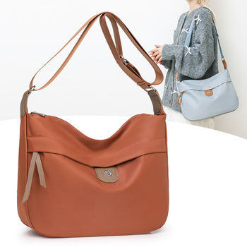 Női nylon alkar-táska, stílus alkarhoz illeszkedő, vízszintes négyszögletes forma, cipzáras záródás, belső zsebek: cipzáros zseb, telefonzseb, személyazonosító zseb, poliészter bélés