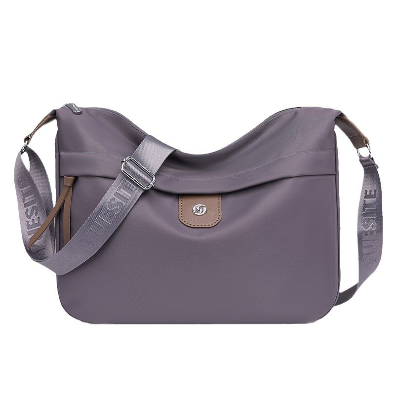 Női nylon alkar-táska, stílus alkarhoz illeszkedő, vízszintes négyszögletes forma, cipzáras záródás, belső zsebek: cipzáros zseb, telefonzseb, személyazonosító zseb, poliészter bélés