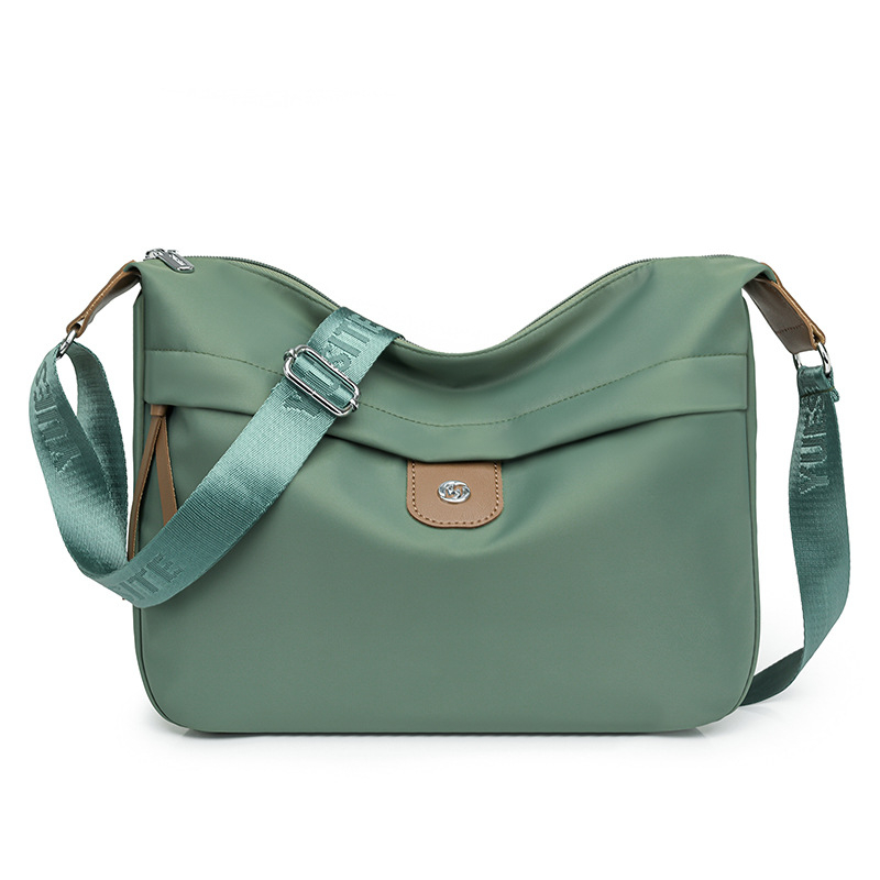 Női nylon alkar-táska, stílus alkarhoz illeszkedő, vízszintes négyszögletes forma, cipzáras záródás, belső zsebek: cipzáros zseb, telefonzseb, személyazonosító zseb, poliészter bélés