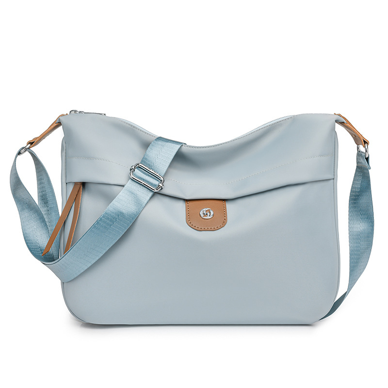 Női nylon alkar-táska, stílus alkarhoz illeszkedő, vízszintes négyszögletes forma, cipzáras záródás, belső zsebek: cipzáros zseb, telefonzseb, személyazonosító zseb, poliészter bélés