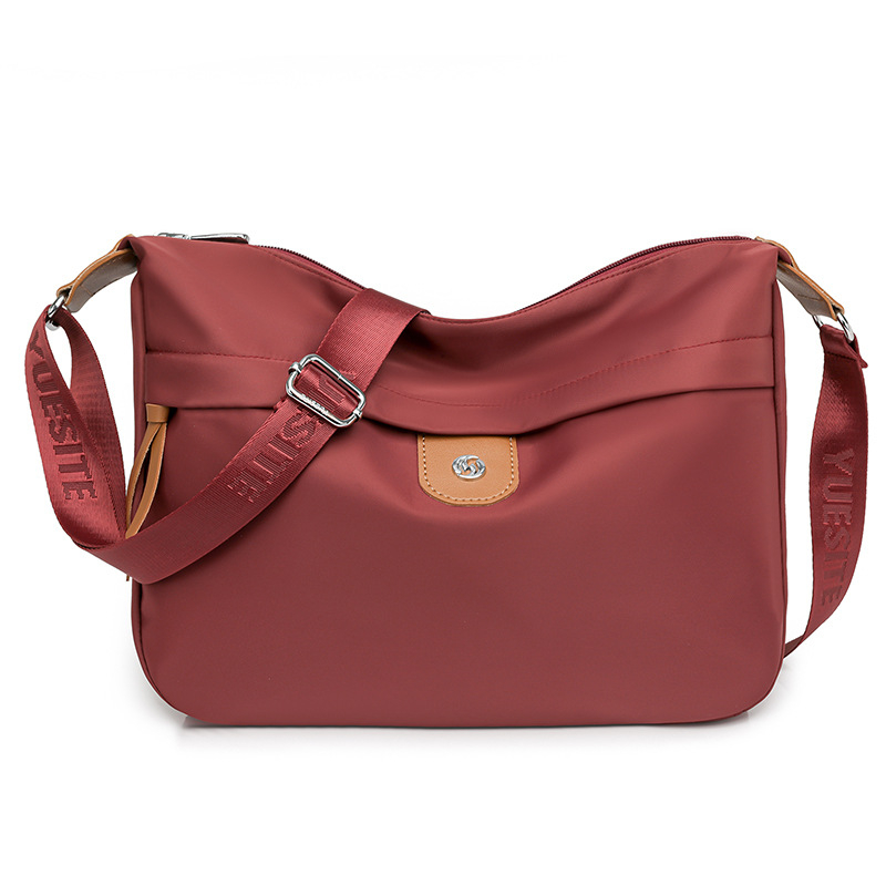 Női nylon alkar-táska, stílus alkarhoz illeszkedő, vízszintes négyszögletes forma, cipzáras záródás, belső zsebek: cipzáros zseb, telefonzseb, személyazonosító zseb, poliészter bélés