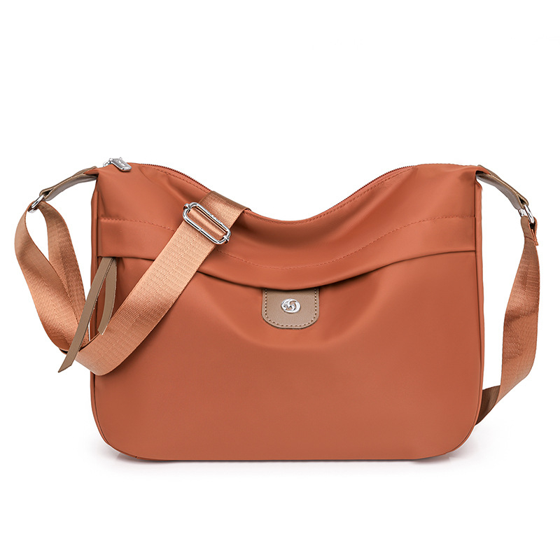 Női nylon alkar-táska, stílus alkarhoz illeszkedő, vízszintes négyszögletes forma, cipzáras záródás, belső zsebek: cipzáros zseb, telefonzseb, személyazonosító zseb, poliészter bélés