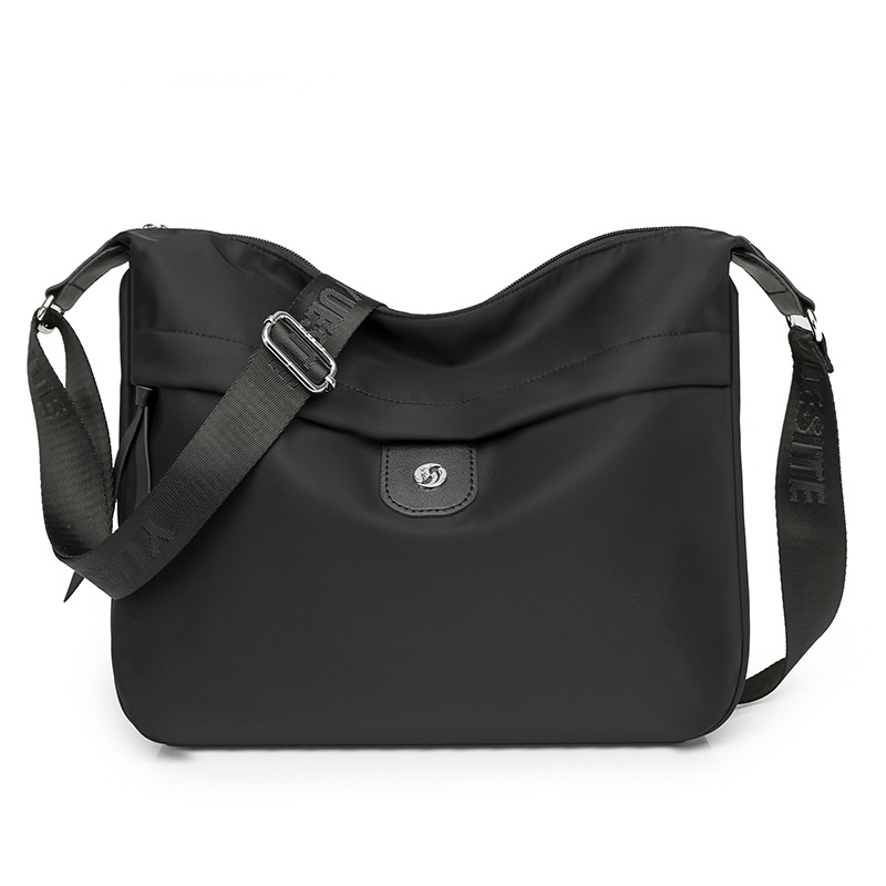 Női nylon alkar-táska, stílus alkarhoz illeszkedő, vízszintes négyszögletes forma, cipzáras záródás, belső zsebek: cipzáros zseb, telefonzseb, személyazonosító zseb, poliészter bélés