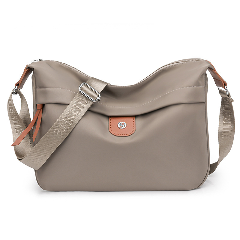 Női nylon alkar-táska, stílus alkarhoz illeszkedő, vízszintes négyszögletes forma, cipzáras záródás, belső zsebek: cipzáros zseb, telefonzseb, személyazonosító zseb, poliészter bélés