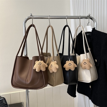 PU anyagú tote táska, vízszintes négyszögletes forma, mágneses záródás, nylon bélés, belső cipzáras zseb