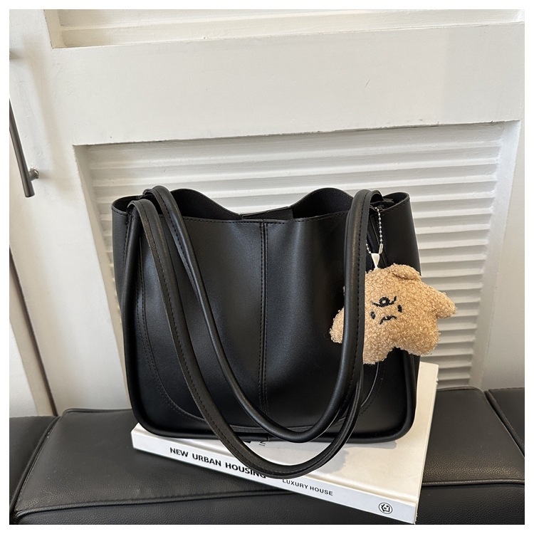 PU anyagú tote táska, vízszintes négyszögletes forma, mágneses záródás, nylon bélés, belső cipzáras zseb