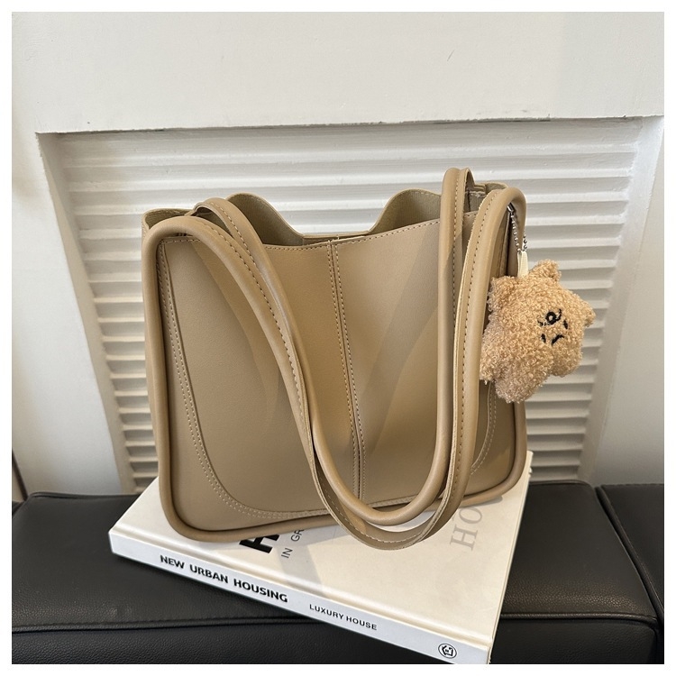 PU anyagú tote táska, vízszintes négyszögletes forma, mágneses záródás, nylon bélés, belső cipzáras zseb