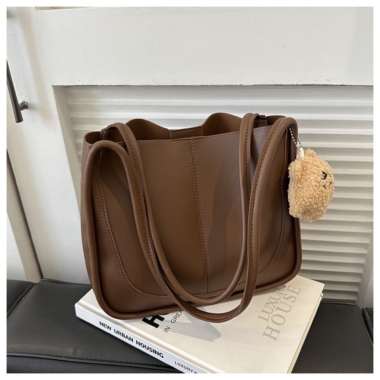 PU anyagú tote táska, vízszintes négyszögletes forma, mágneses záródás, nylon bélés, belső cipzáras zseb